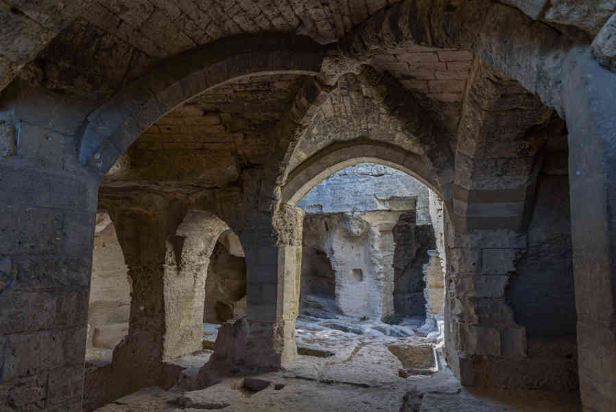 Francia - Beaucaire 013 - abadía troglodita de Saint-Roman.jpg
